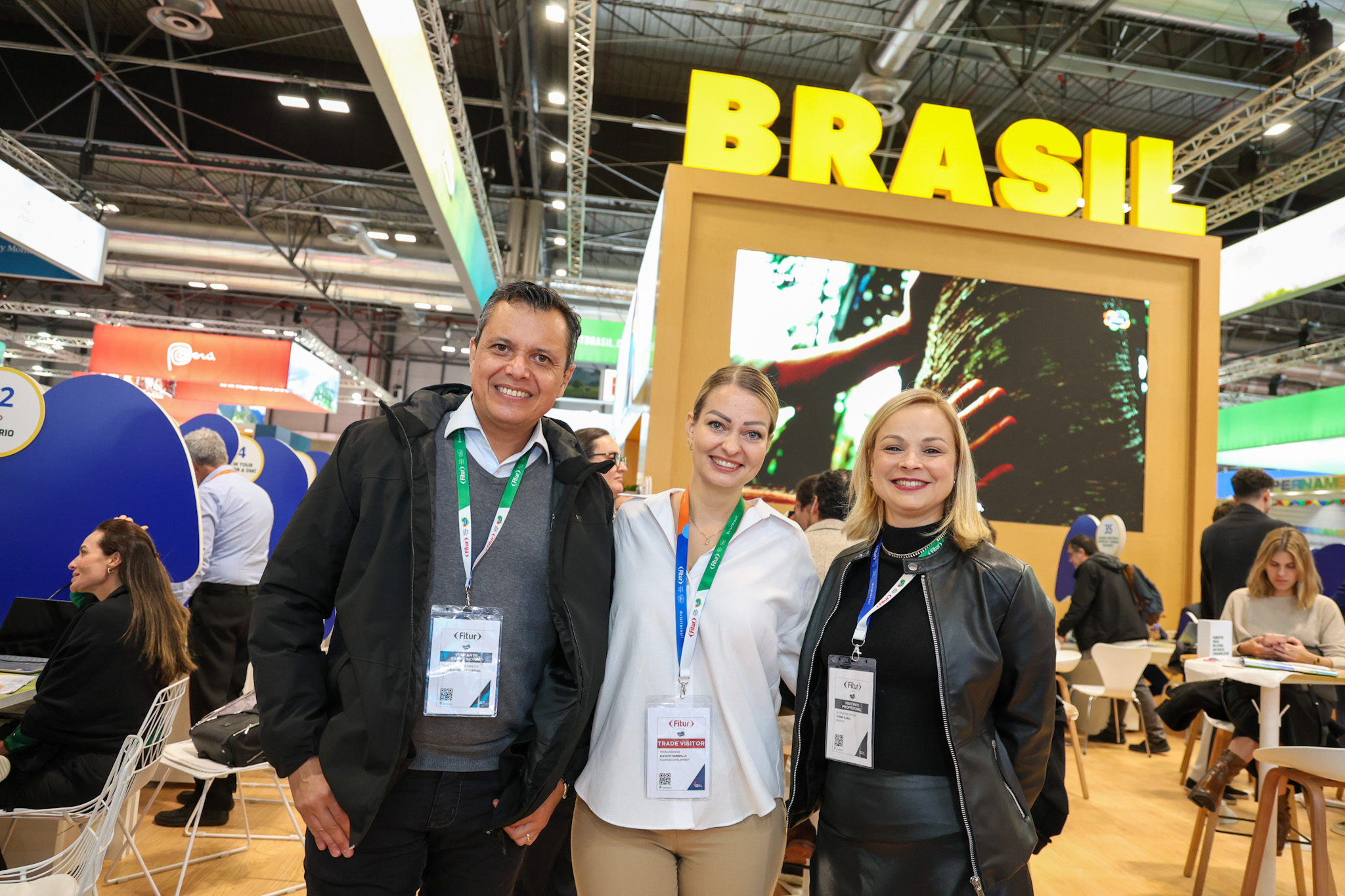 Petra Dobisova, da Elevate Turismo, entre Alessandra Cardoso, Carlos Barbosa, do Turismo de Aruba