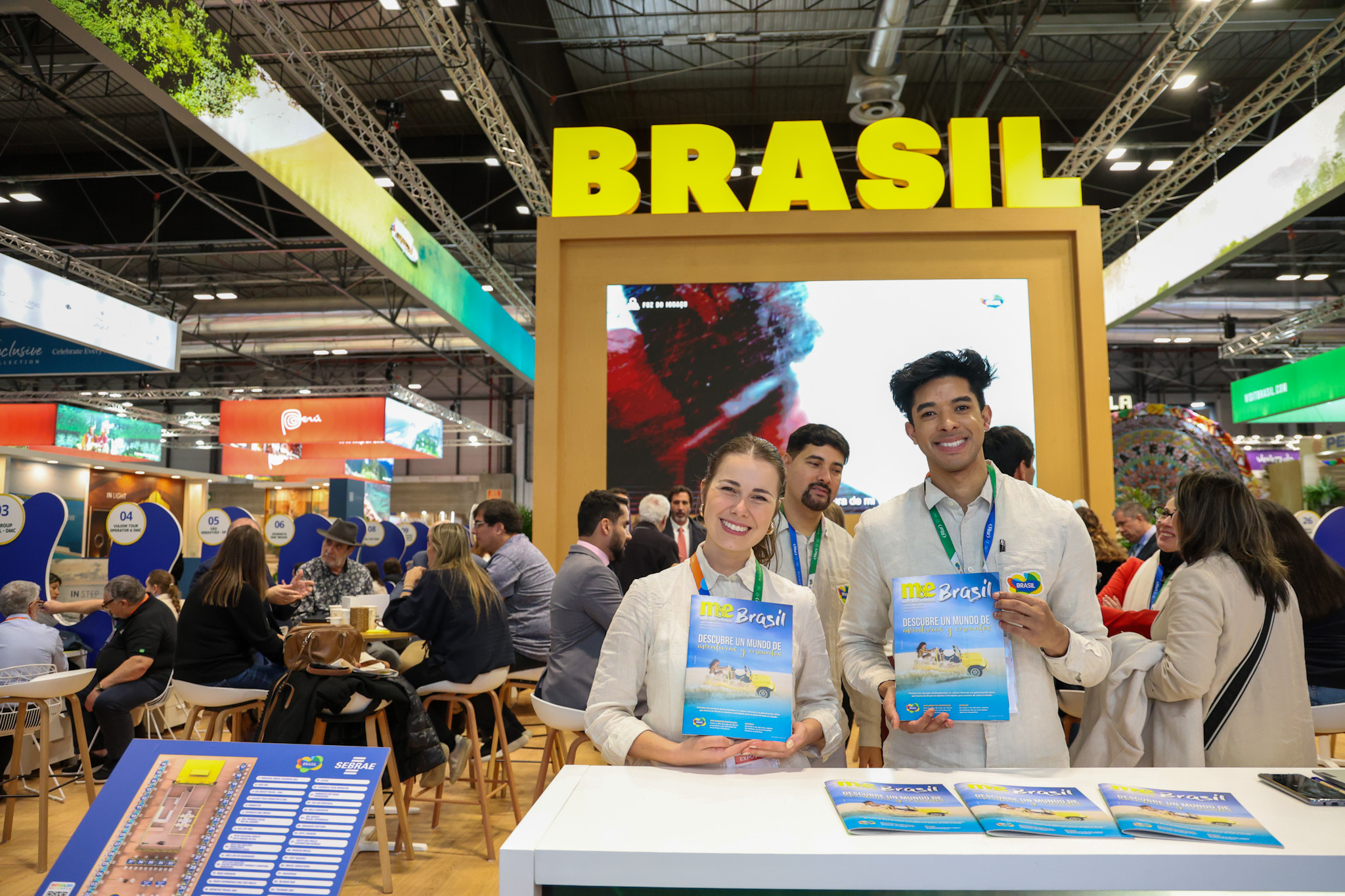 Revista do M&E sendo distribuída no estande da Embratur