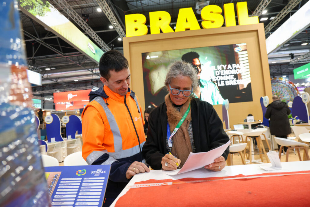 Mari Masgrau, do M&E recebeu as revistas especial pra Fitur