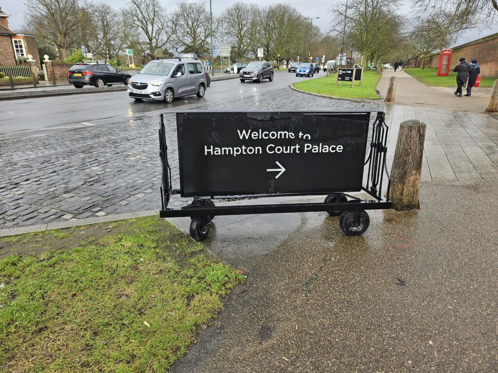 Placa da entrada do Palácio Hampton Court