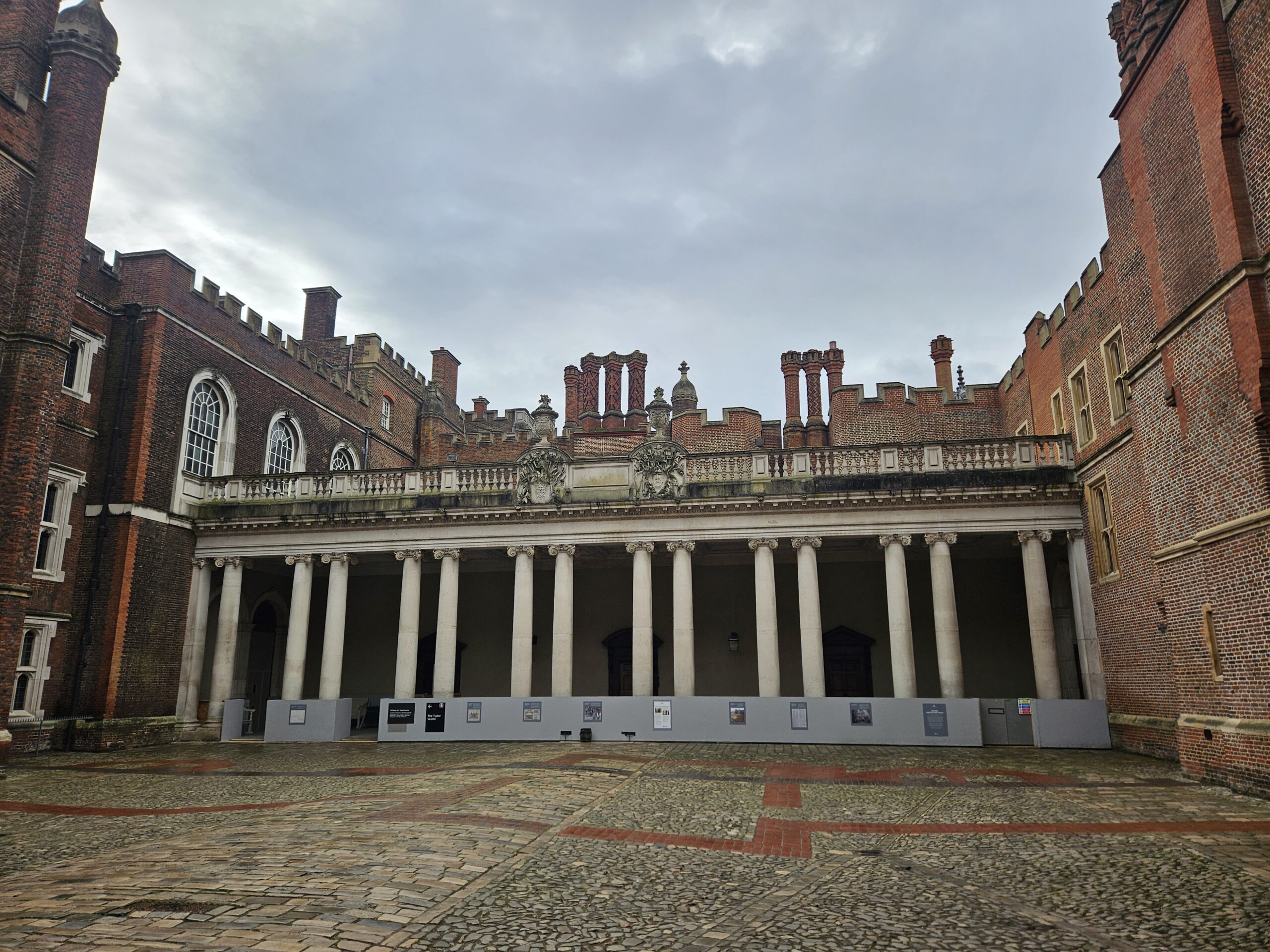 Fachada do Palácio de Hampton Court Fachada do Palácio de Hampton Court