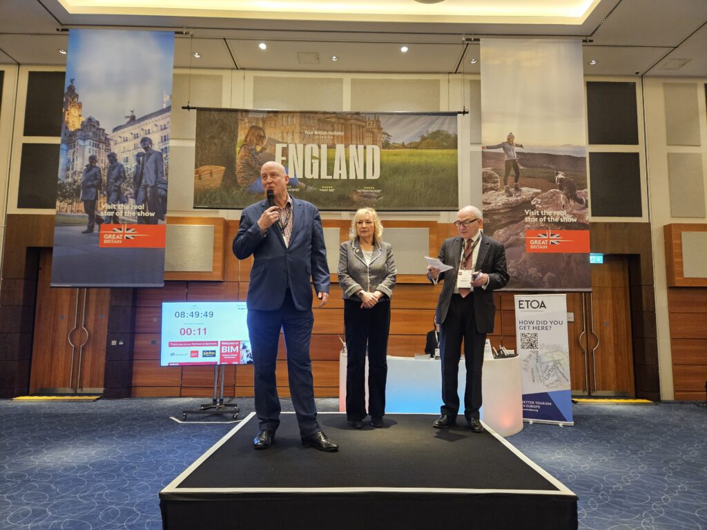 Joss Croft, CEO da UKinbound, Patricia Yates, CEO do VisitBritain, e Tom Jenkins, CEO da ETOA