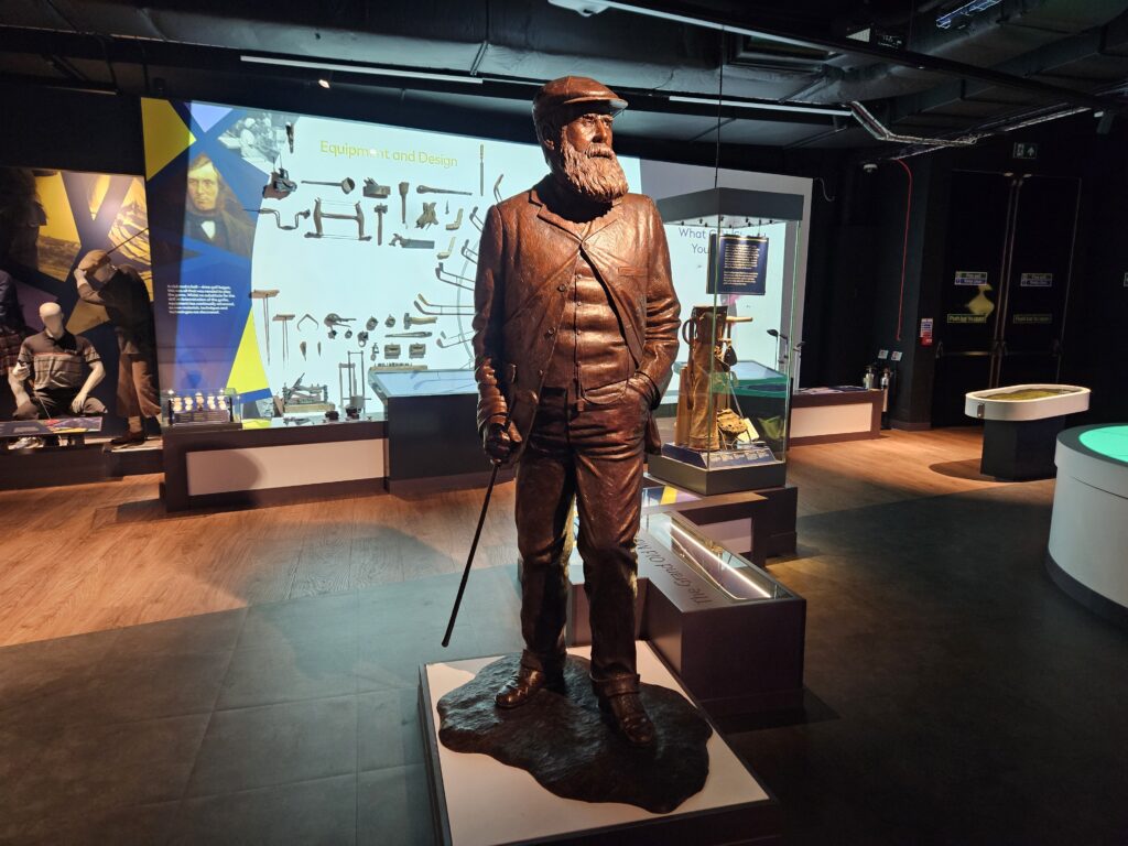 Tom Morris deu a tacada inicial do primeiro Open em 1860 e ganhou quatro títulos em sete anos