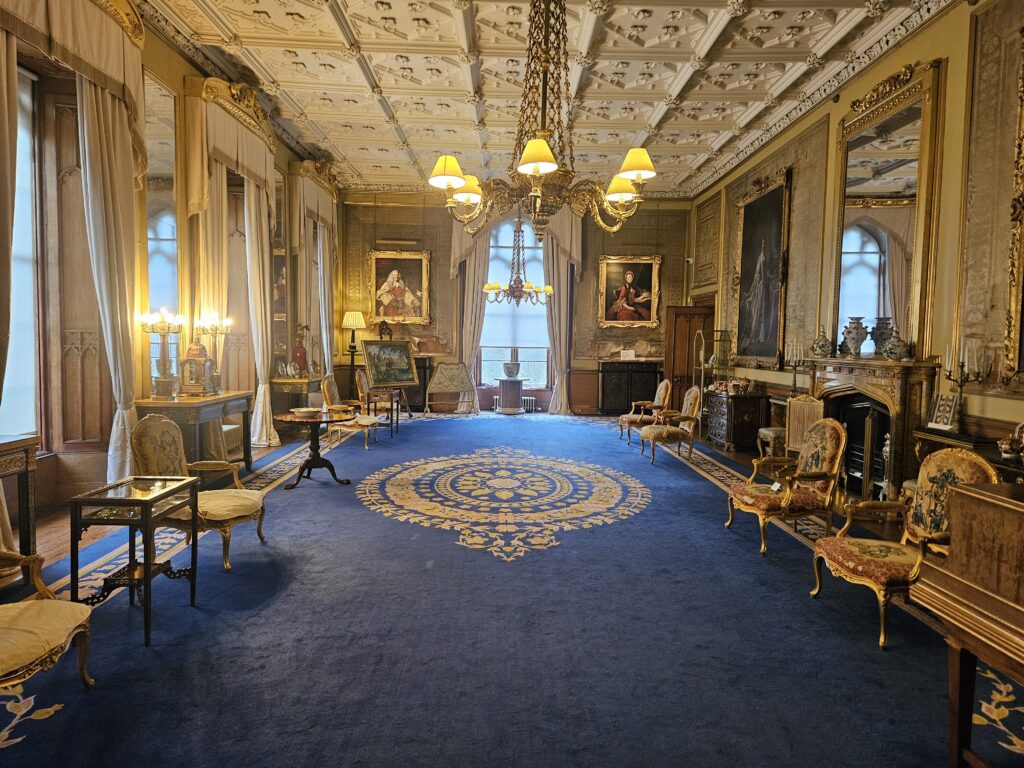 Sala de estar decorada com móveis parisienses