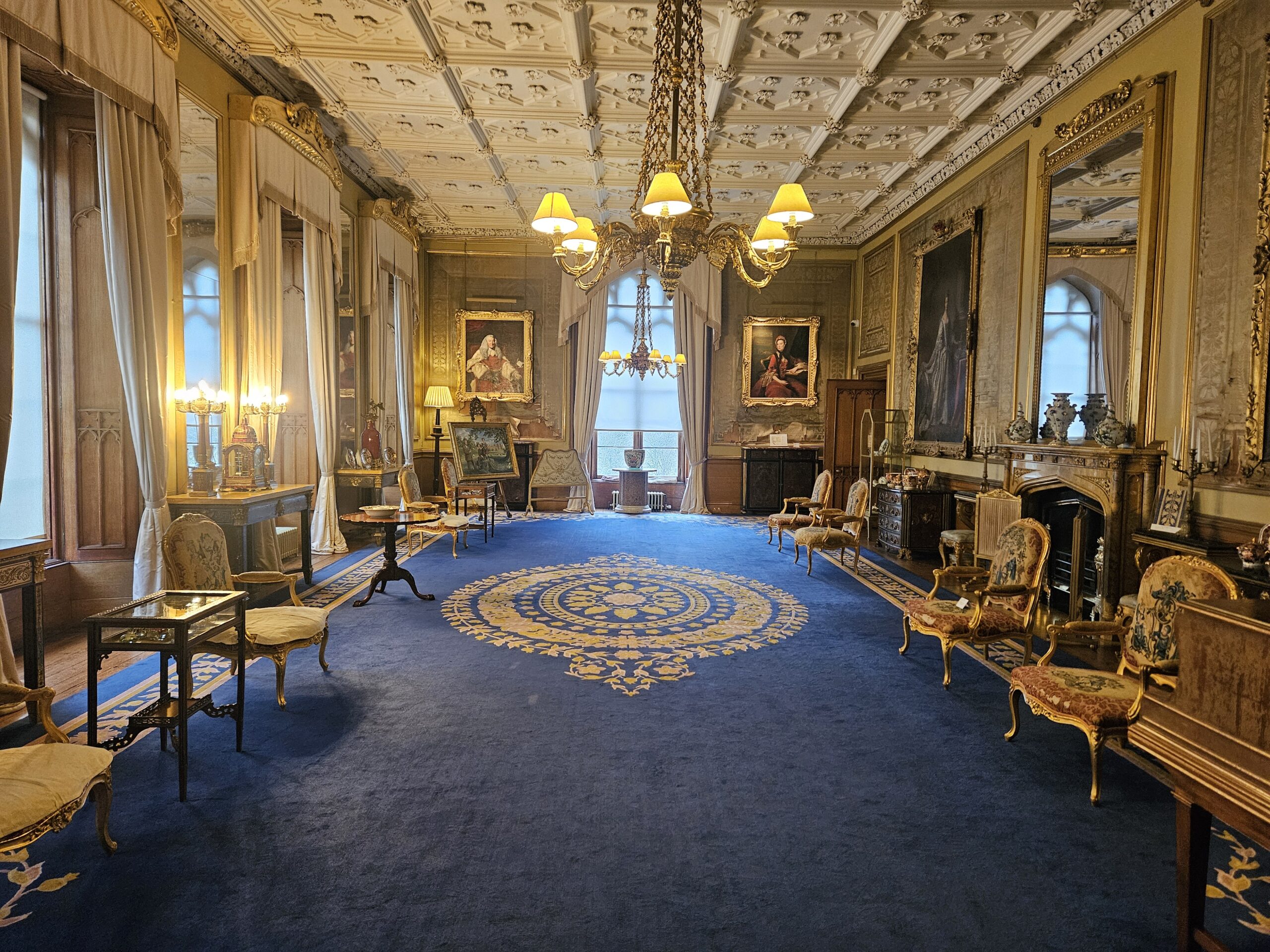 Sala de estar decorada com móveis parisienses