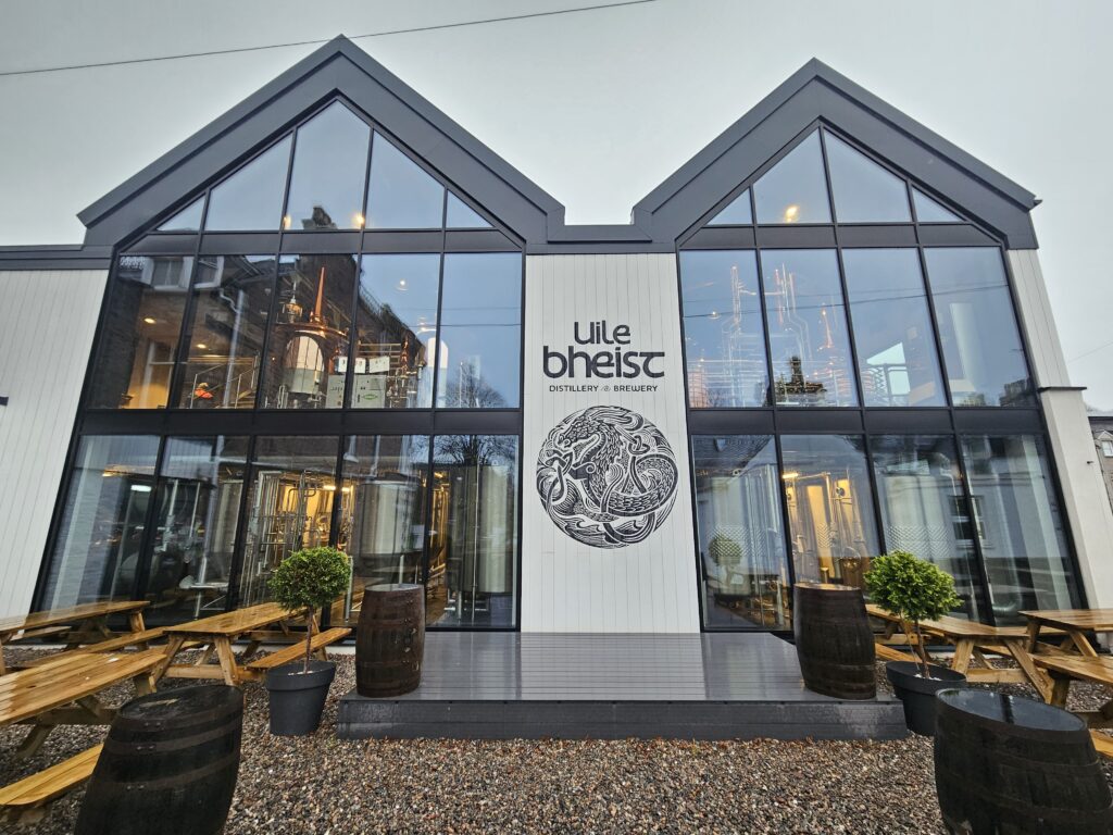 Fachada da Uile-Bheist Distillery & Brewery