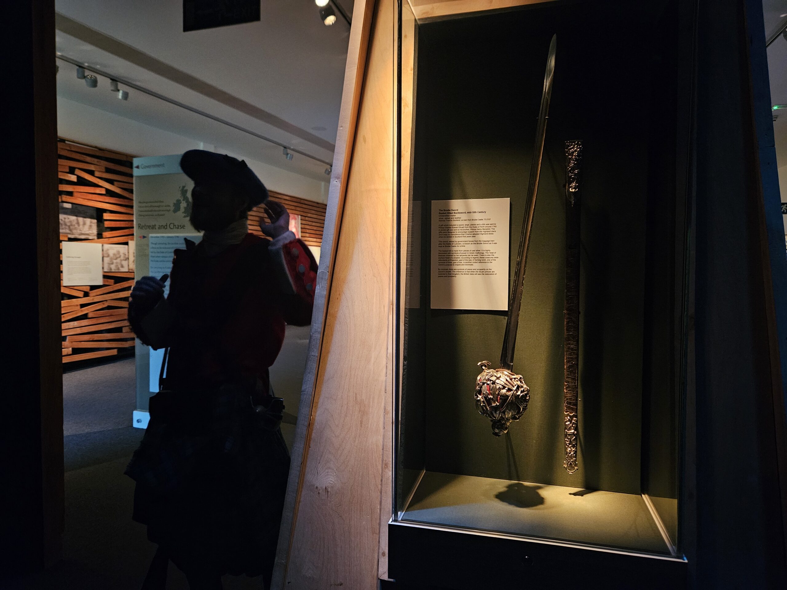 A Basket Hilted Backsword é uma espada histórica, que protege a mão do espadachim, e representa uma arma de combate utilizada durante o século XVIII A Basket Hilted Backsword é uma espada histórica, que protege a mão do espadachim, e representa uma arma de combate utilizada durante o século XVIII