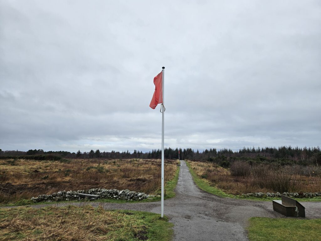 A bandeira vermelha no campo de batalha de Culloden é um símbolo importante que representa o lado dos britânicos, liderados pelo Duque de Cumberland