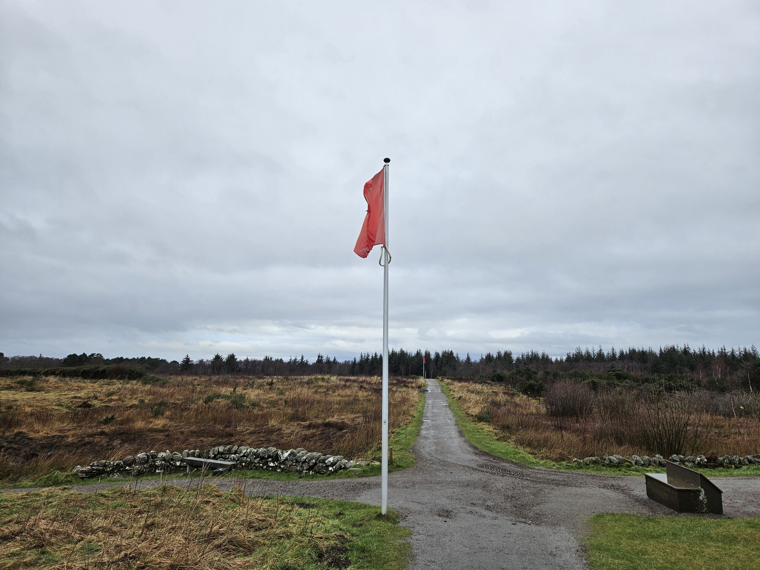 A bandeira vermelha no campo de batalha de Culloden é um símbolo importante que representa o lado dos britânicos, liderados pelo Duque de Cumberland A bandeira vermelha no campo de batalha de Culloden é um símbolo importante que representa o lado dos britânicos, liderados pelo Duque de Cumberland