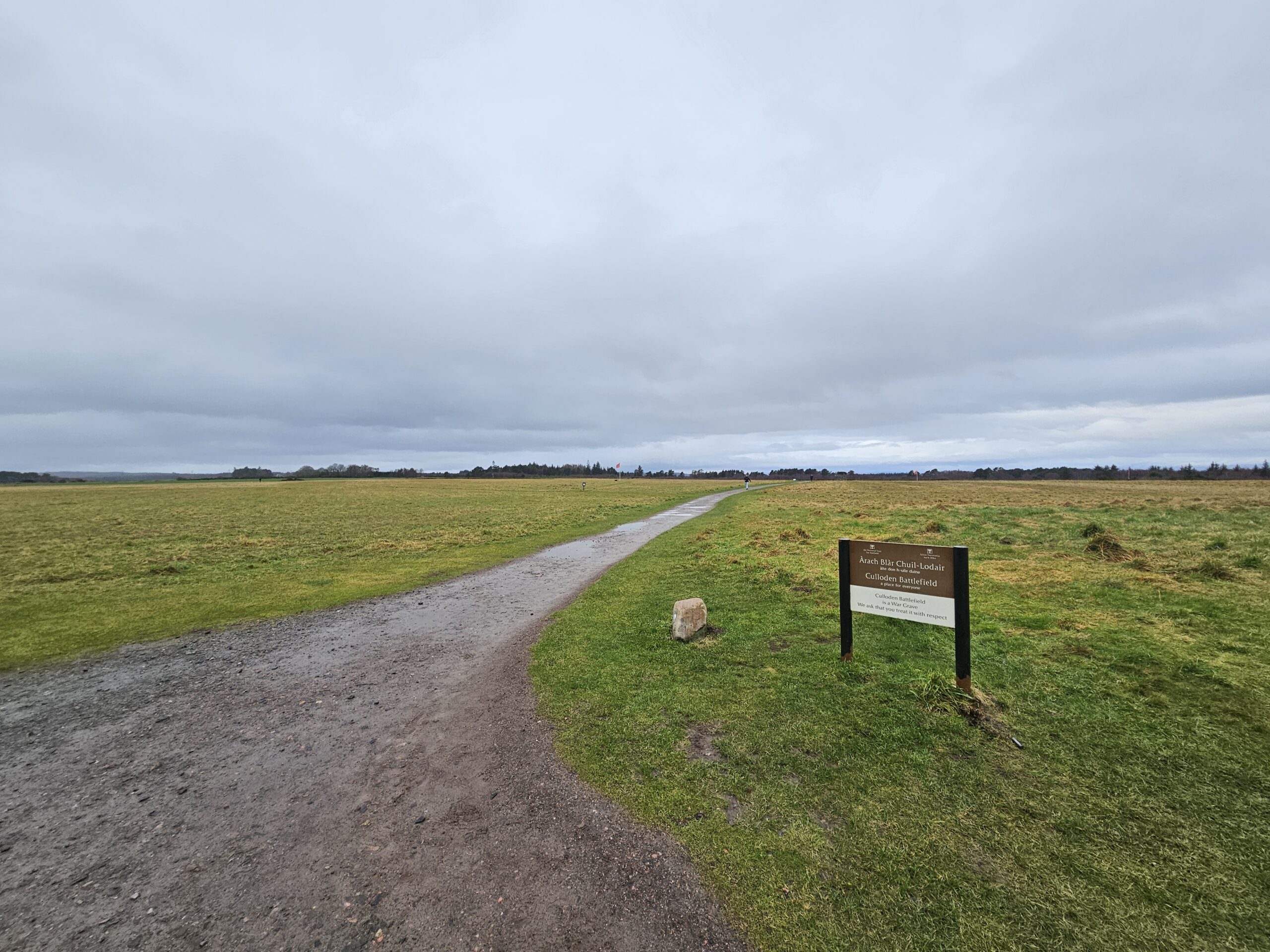 "O Campo de Batalha de Culloden é um Cemitério de Guerra  Pedimos que você o trate com respeito"