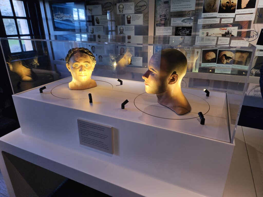 Essa é uma descrição do processo de reconstrução facial de esqueletos, usando tanto técnicas tradicionais quanto modernas de modelagem 3D