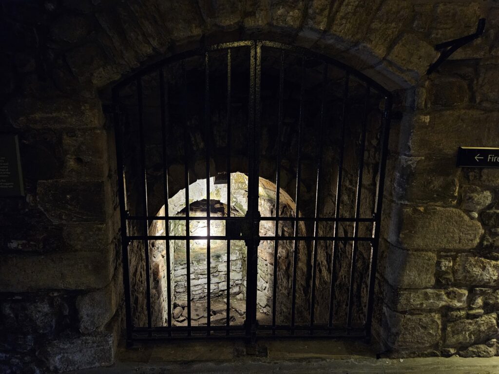 No fundo dessas escadas, é possível ver um orifício para canhão que fazia parte das defesas de Jaime IV