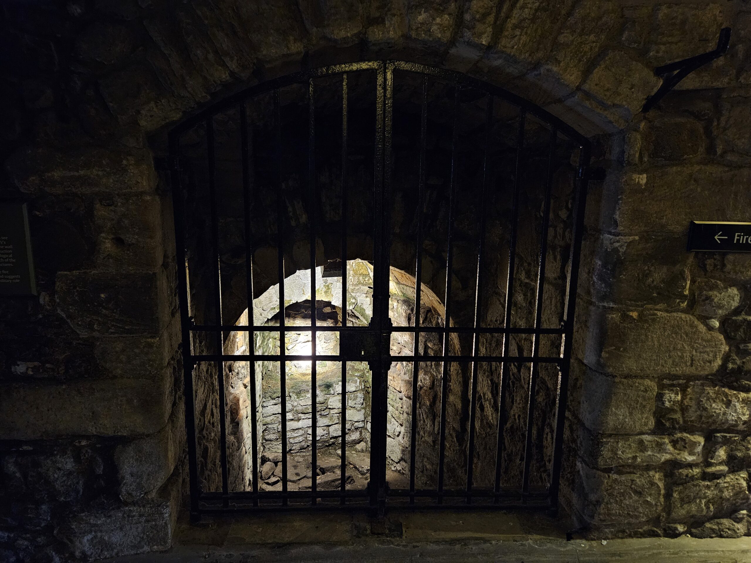 No fundo dessas escadas, é possível ver um orifício para canhão que fazia parte das defesas de Jaime IV No fundo dessas escadas, é possível ver um orifício para canhão que fazia parte das defesas de Jaime IV
