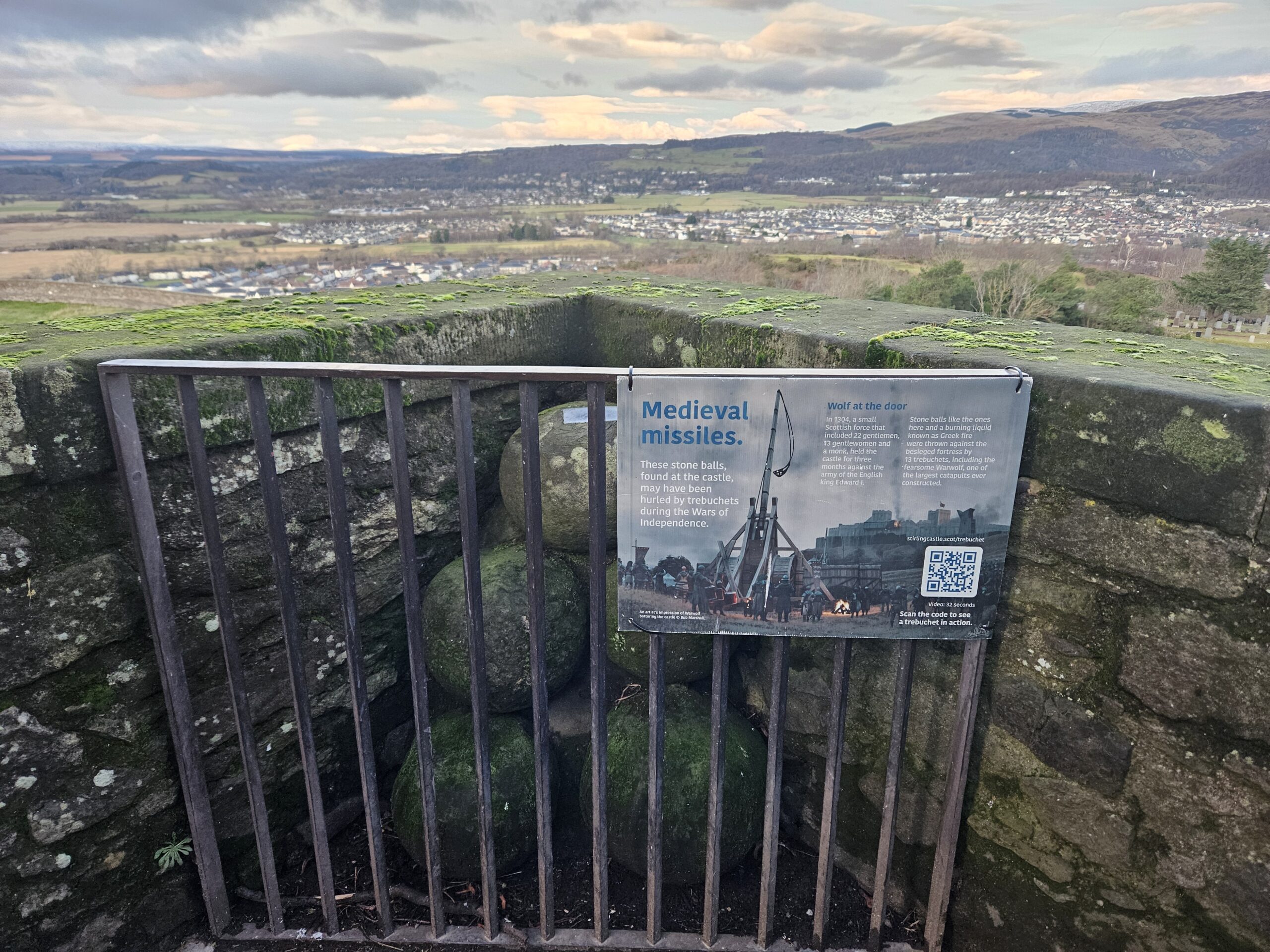 Essas bolas de pedra, encontradas no castelo, podem ter sido lançadas por trabucos durante as Guerras de Independência da Escócia Essas bolas de pedra, encontradas no castelo, podem ter sido lançadas por trabucos durante as Guerras de Independência da Escócia