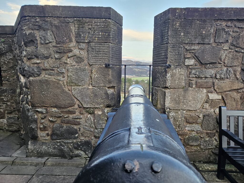 Esse artefato é provavelmente réplica de armas de guerra utilizadas durante a Idade Média, como catapultas, balistas e outros tipos de máquinas de guerra