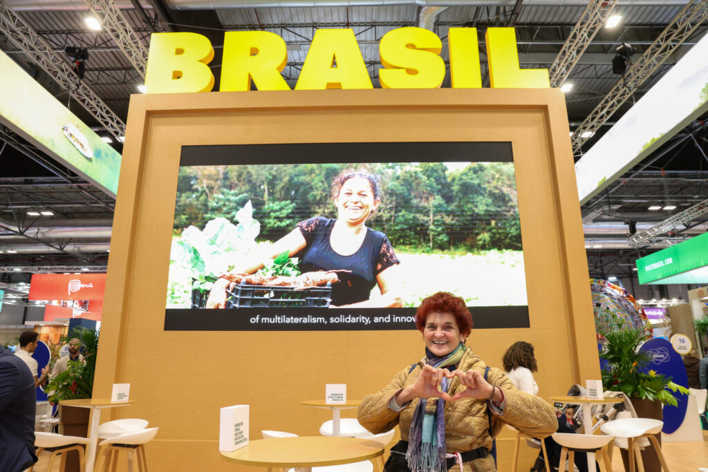 Brasileiros que moram na Europa aproveitam o estande para matar a saudade de casa