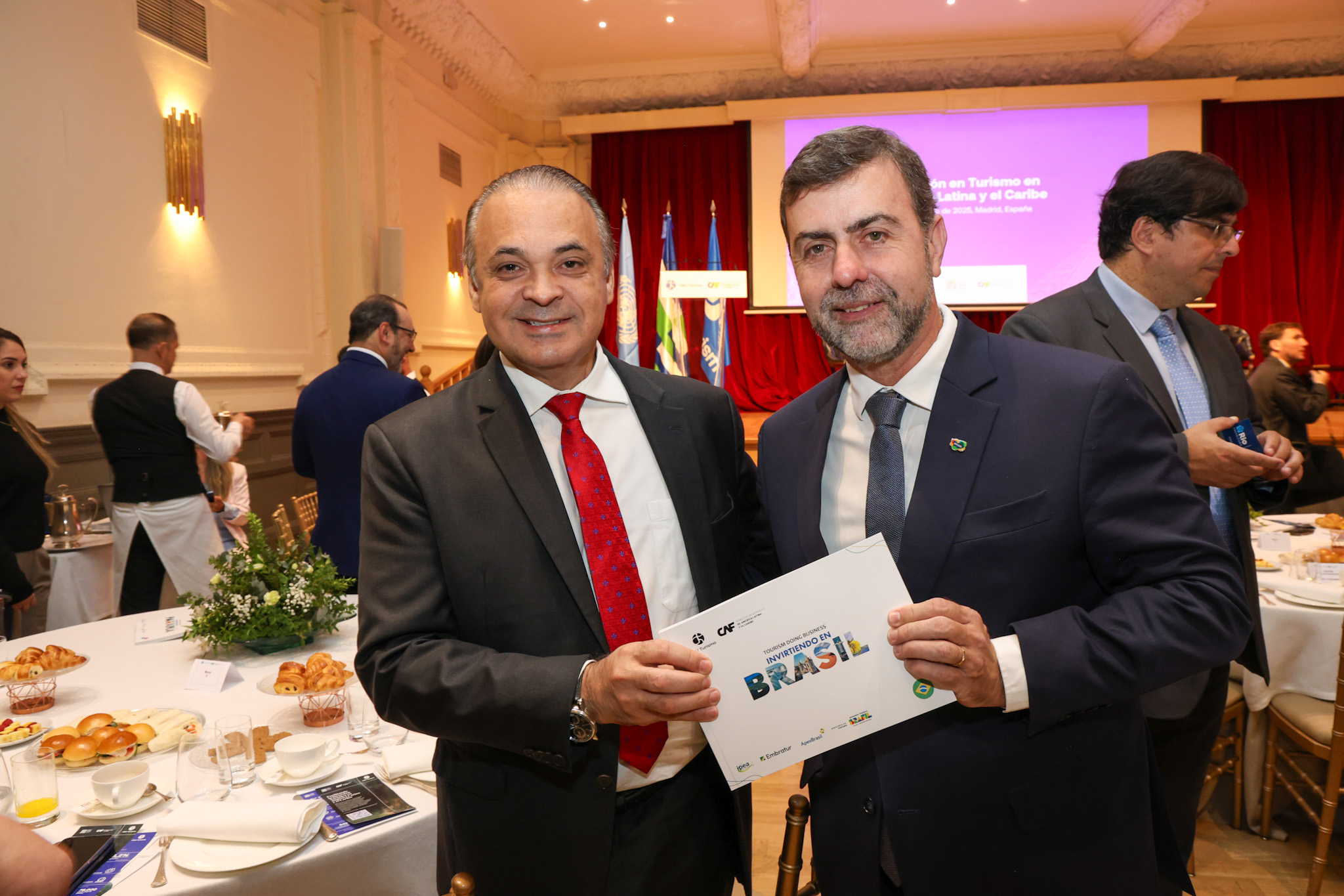 Carlos Sobral, do MTur, e Marcelo Freixo, da Embratur