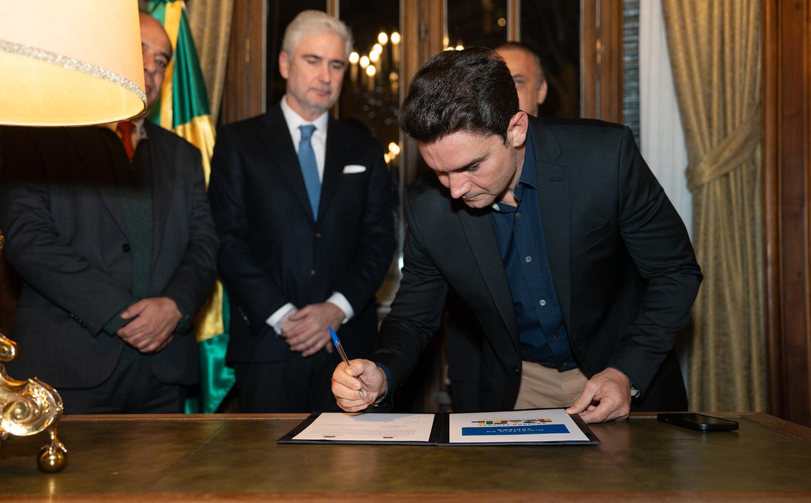 Celso Sabino assinando acordo com SP