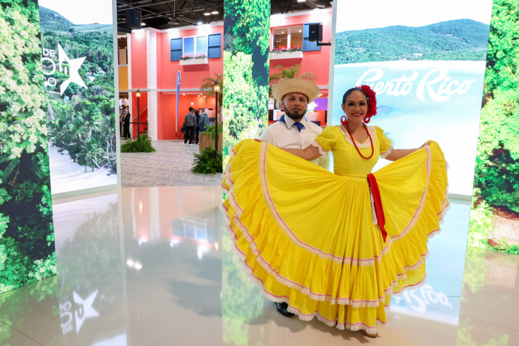Danças típicas no estande da Costa Rica