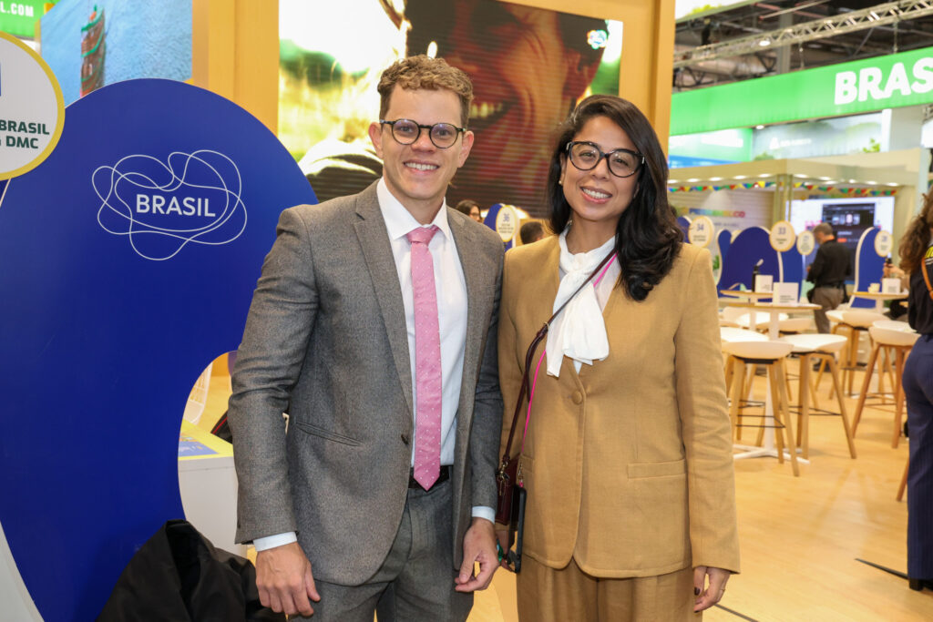 Dyelle Menezes, coordenadora de relações públicas Internacional, da Embratur, e Rafael Mello, gerente de comunicação da Embratur