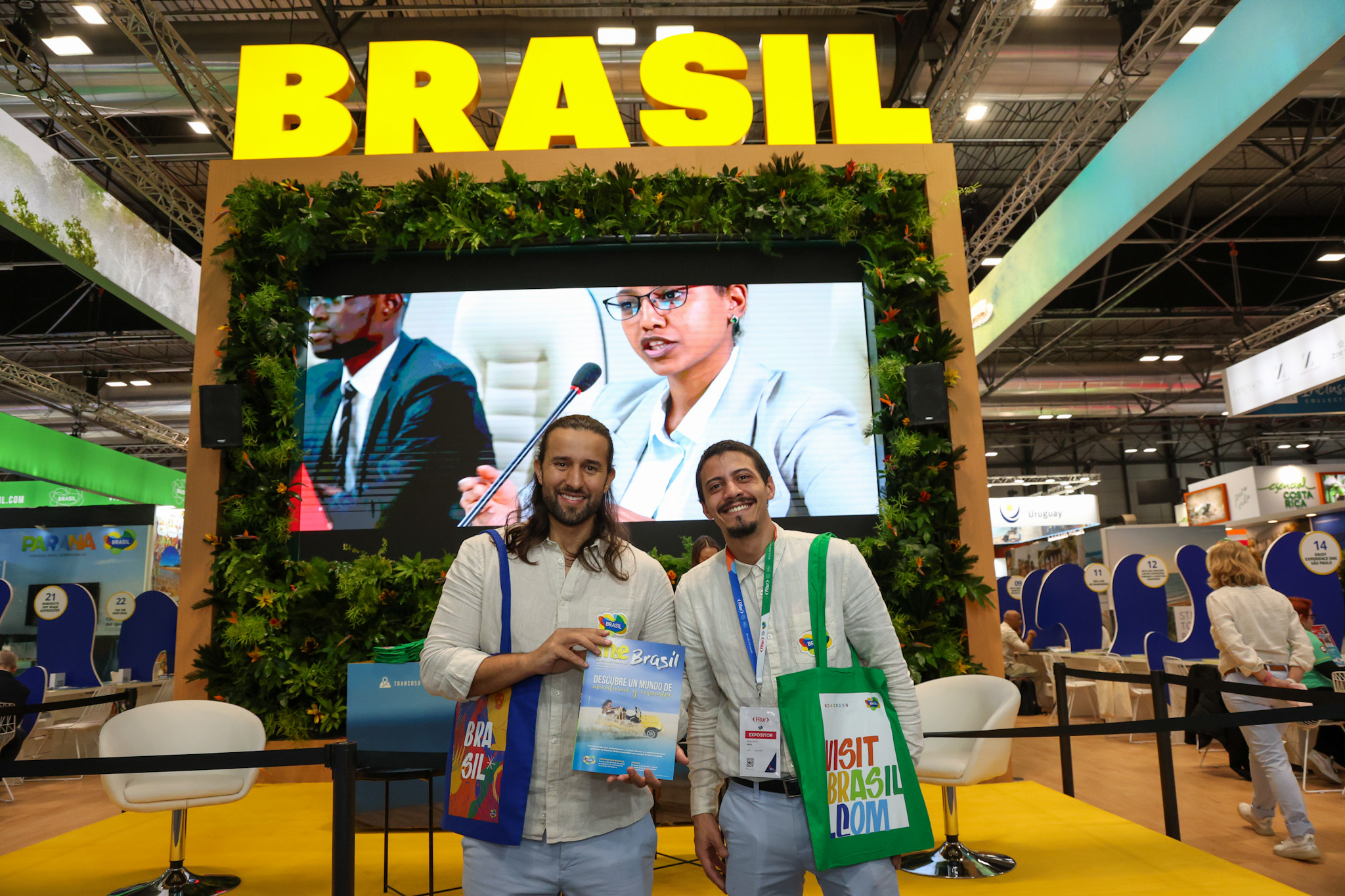 Edição especial do M&E foi entregue junto às bolsas na FITUR 2025