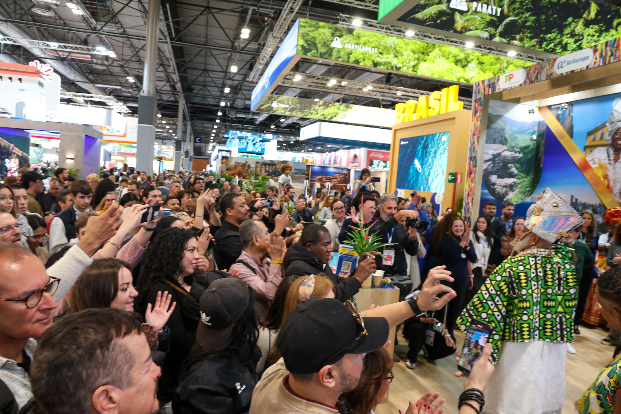 Estande da Bahia teve apresentação de danças e batucadas Estande da Bahia teve apresentação de danças e batucadas