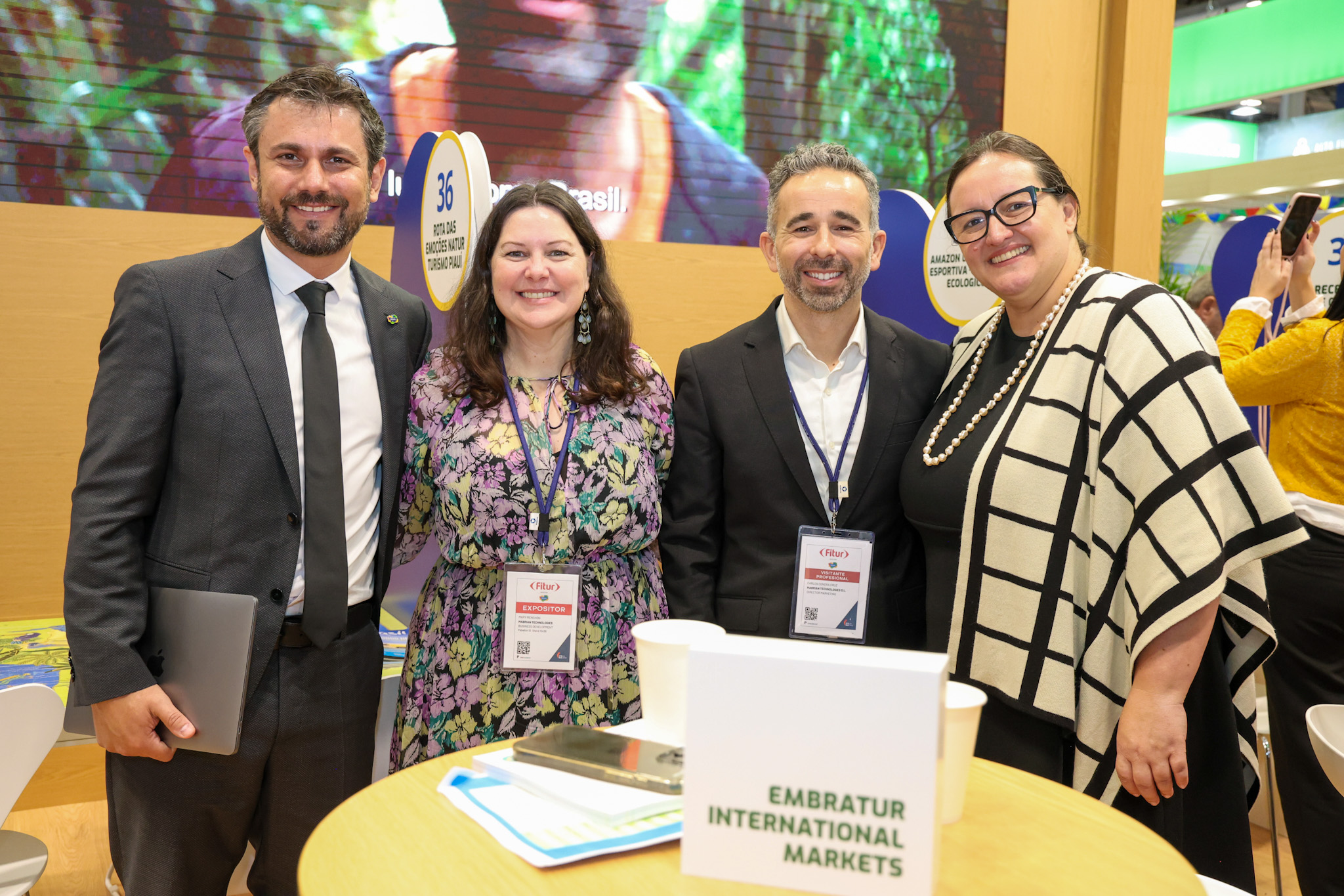 Fabio Montanheiro, da Embratur, e Mariana Aldrigui, da USP, Mary Menchón, e Carlos Cendra, da Mabrian