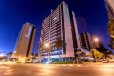 Setor hoteleiro avança com aumento de diária média e RevPAR, aponta FOHB