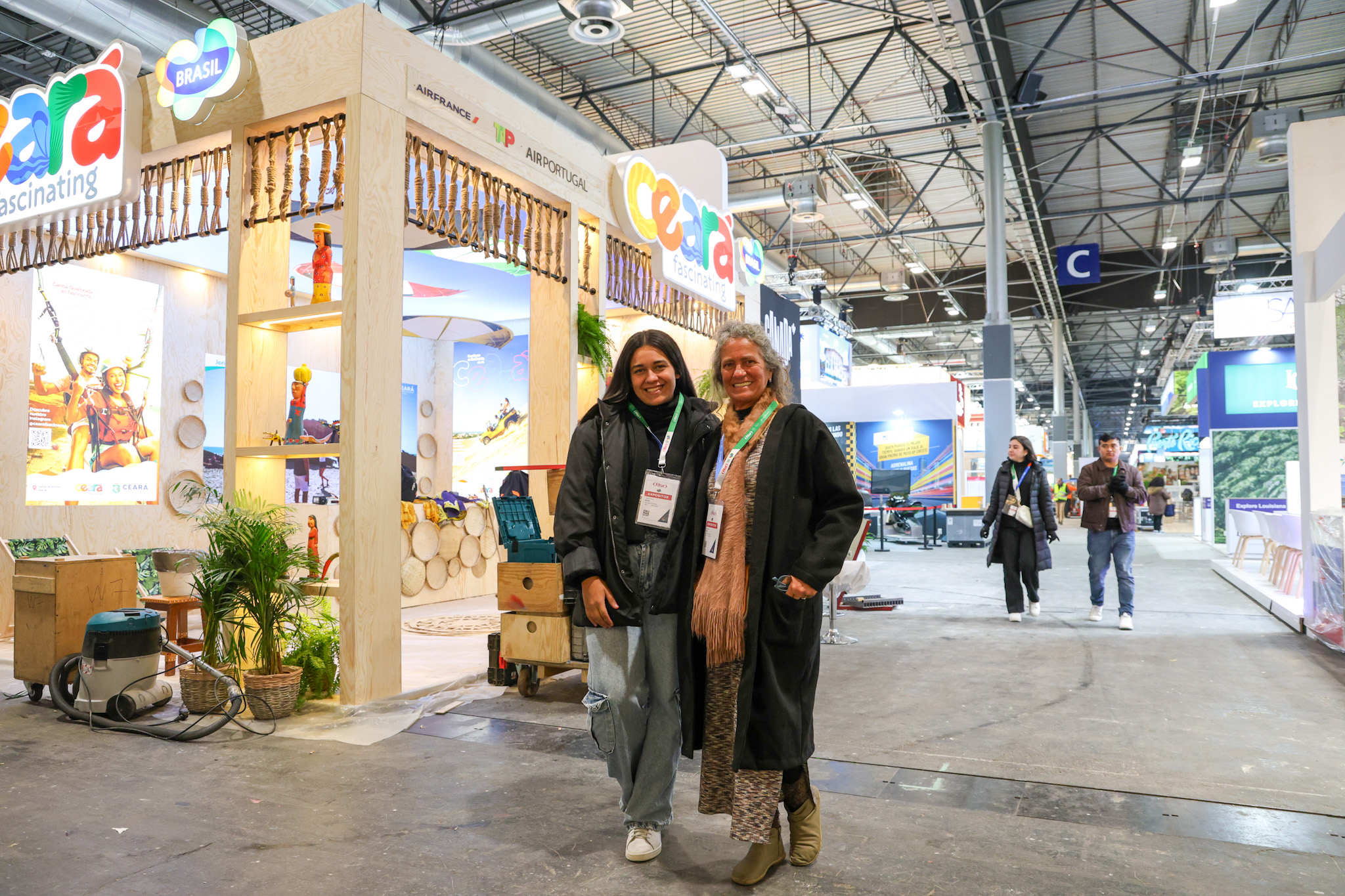 Janaína Brito, editora do M&E, e Mari Masgrau, diretora Comercial do M&E, já estão no IFEMA para acompanhar a montagem