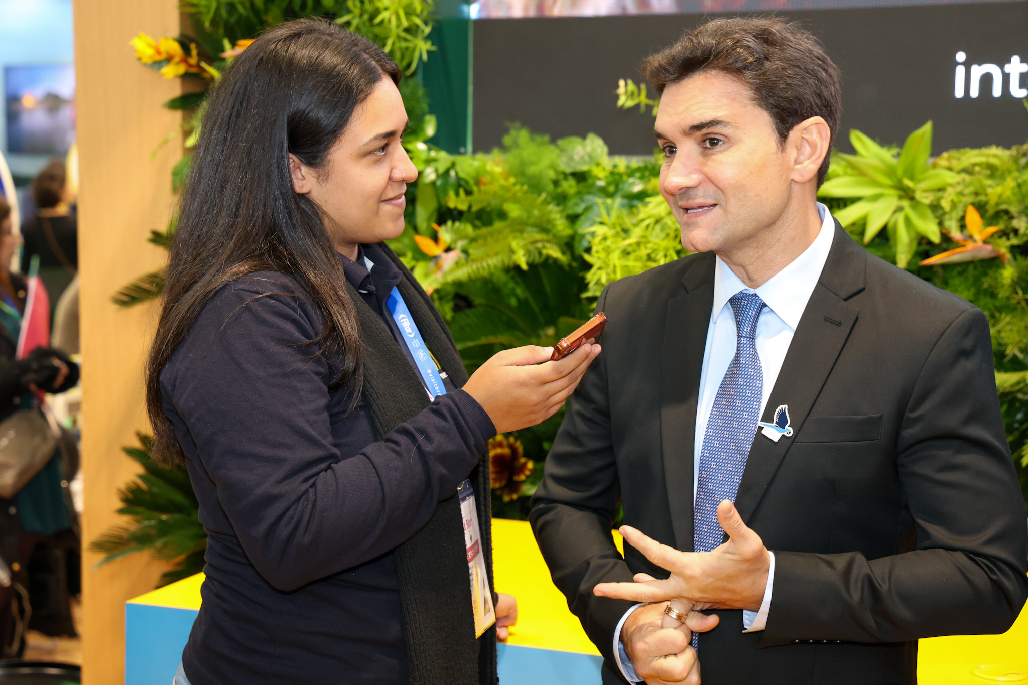 Janaína Brito, editora do M&E, e Celso Sabino, ministro do Turismo
