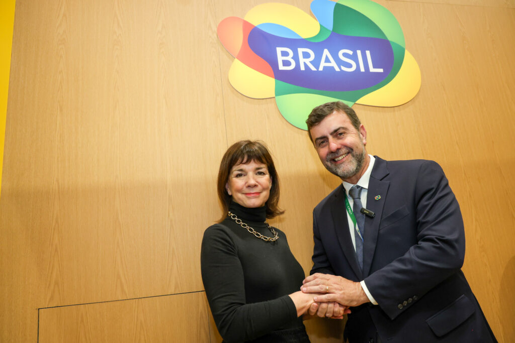 Júlia Simpsons, do WTTC, e Marcelo Freixo, presidente da Embratur