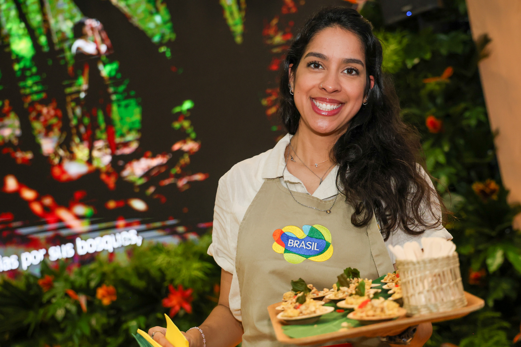 Juliana Maria com a Paella Paranaense
