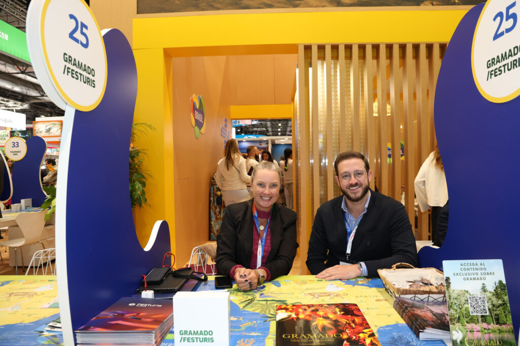 Juliana Zorzanello, do Festuris, e Ricardo Bertolucci, secretário de Turismo de Gramado