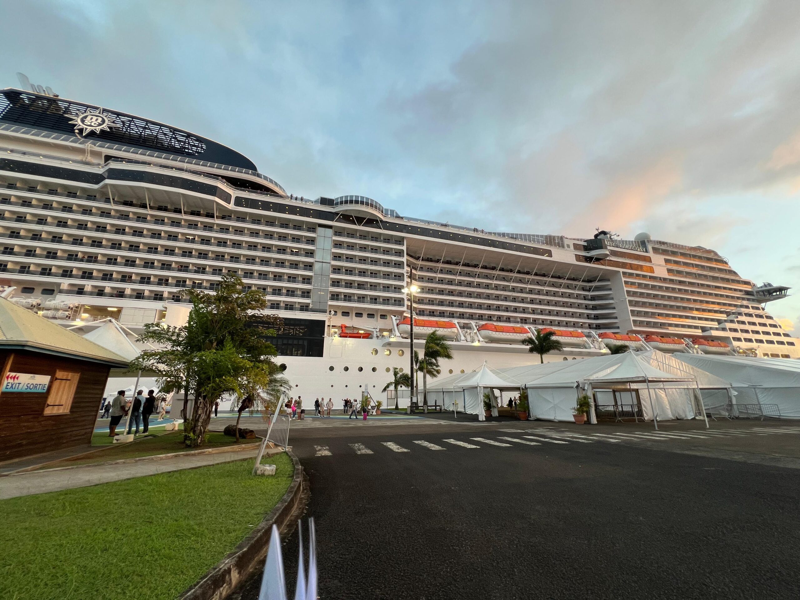 MSC Virtuosa Atracado em Fort-De-France MSC Virtuosa Atracado em Fort-De-France