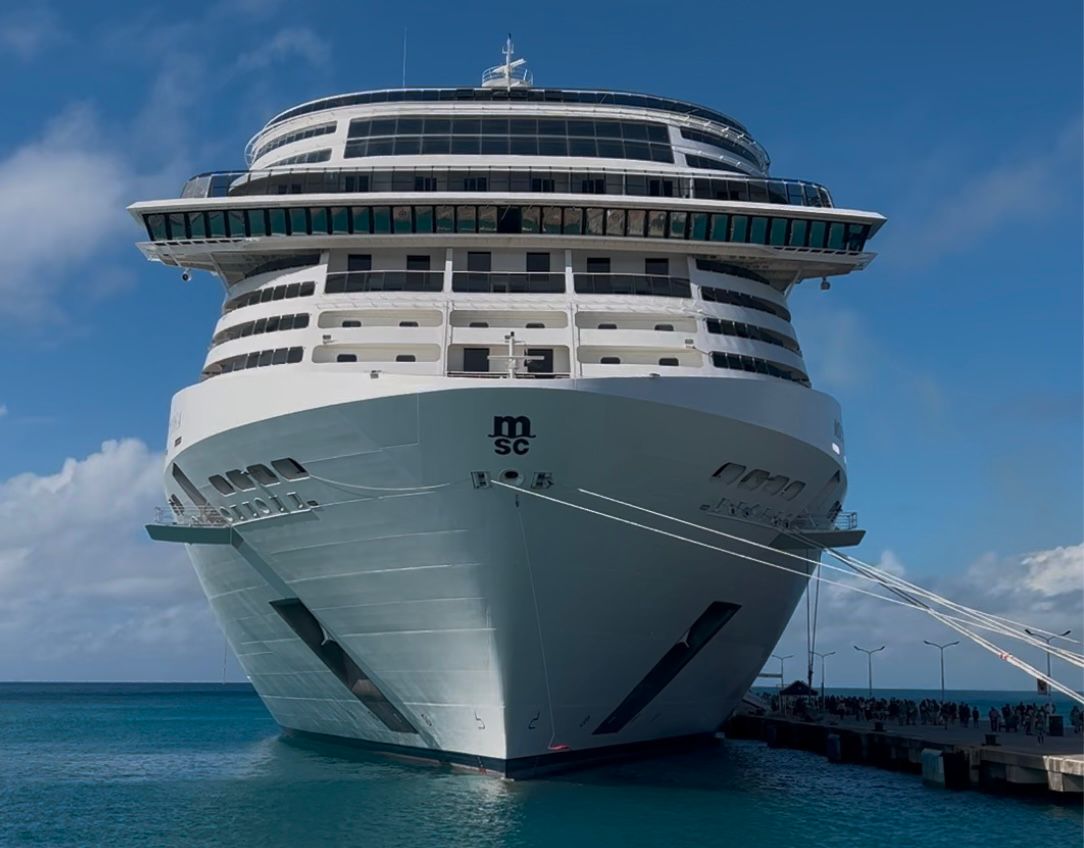MSC Virtuosa no porto de Guadeloupe
