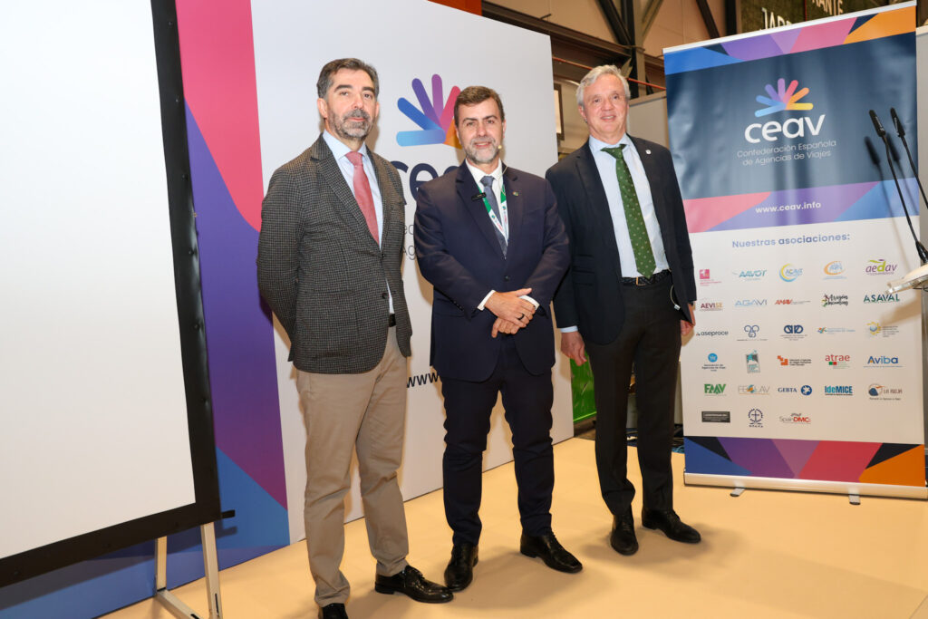 Marcelo Freixo, presidente da Embratur, entre Carlos Garrido, presidente da CEAV, José Manoel Lastra, vice presidente da CEAV