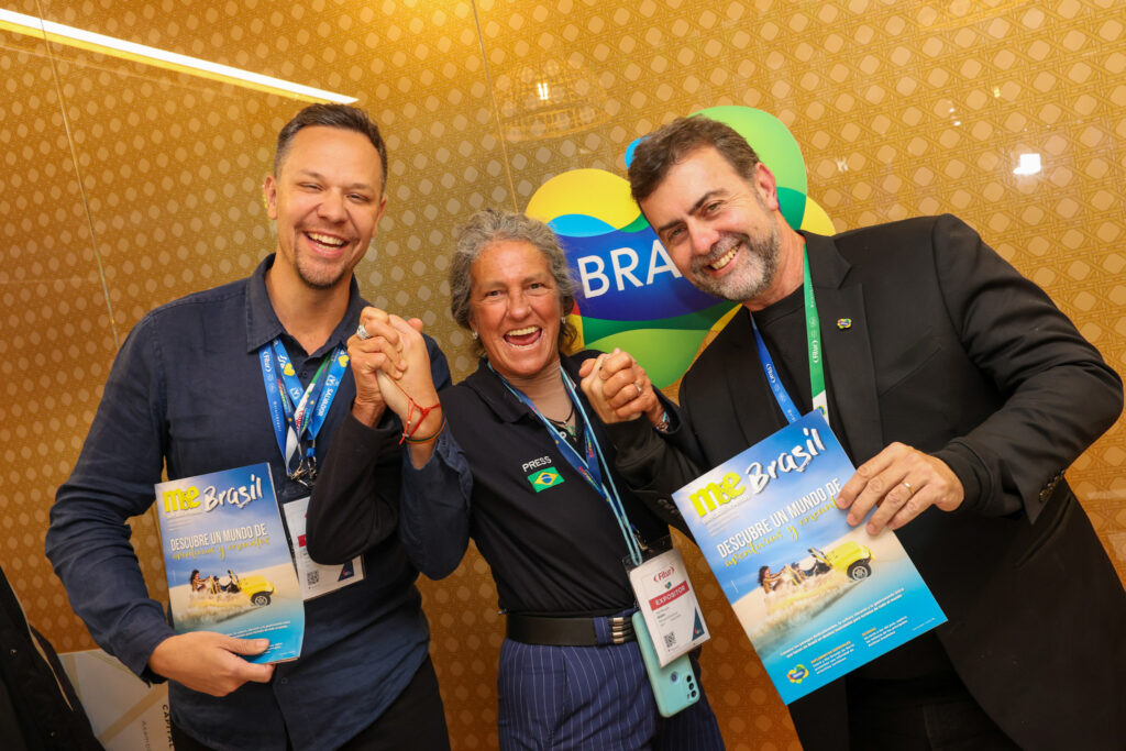 Mari Masgrau, do M&E, entre Bruno Reis e Marcelo Freixo, da Embratur