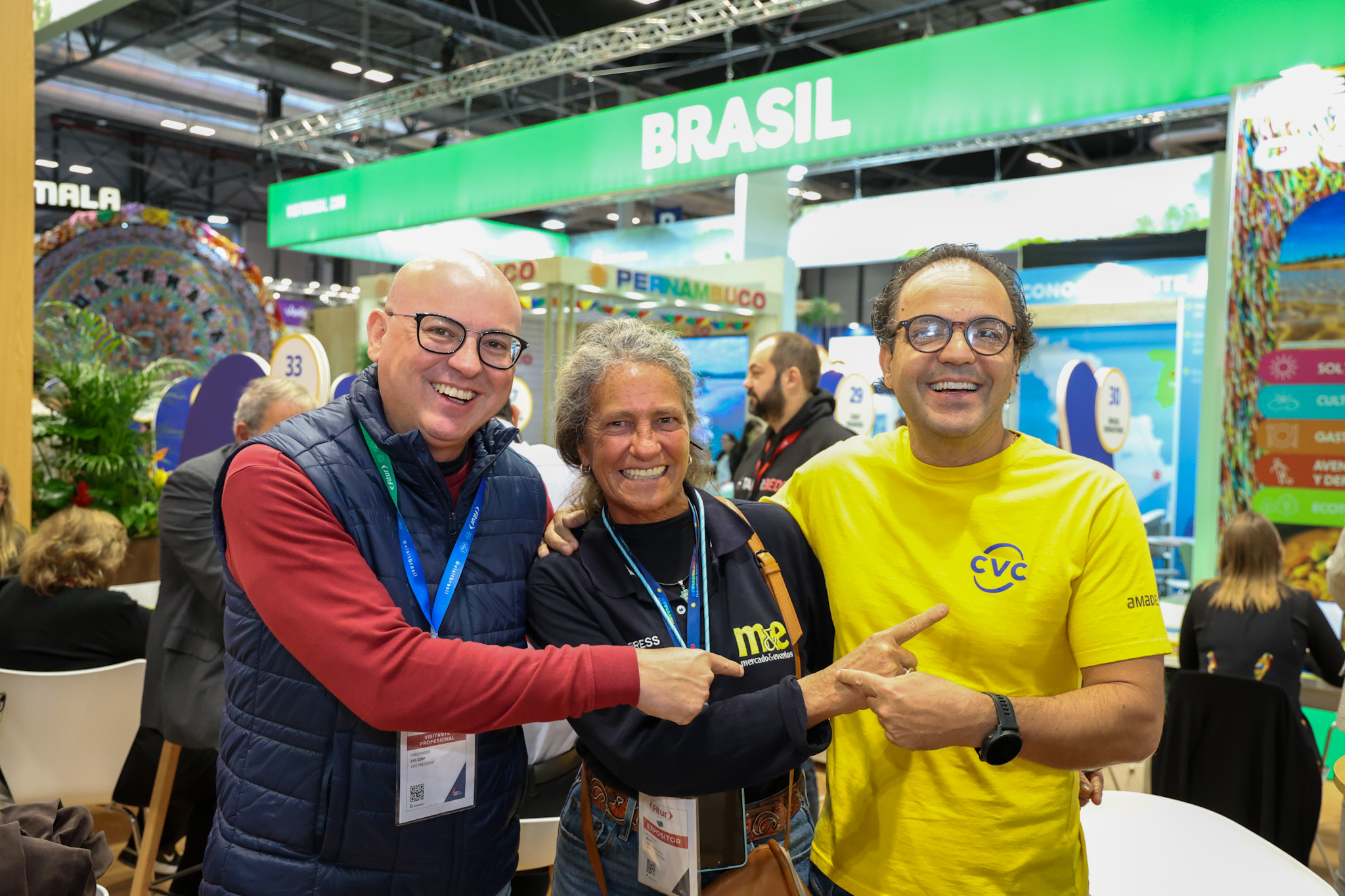Mari Masgrau, do M&E, entre Fábio Mader e Fábio Godinho, da CVC Corp