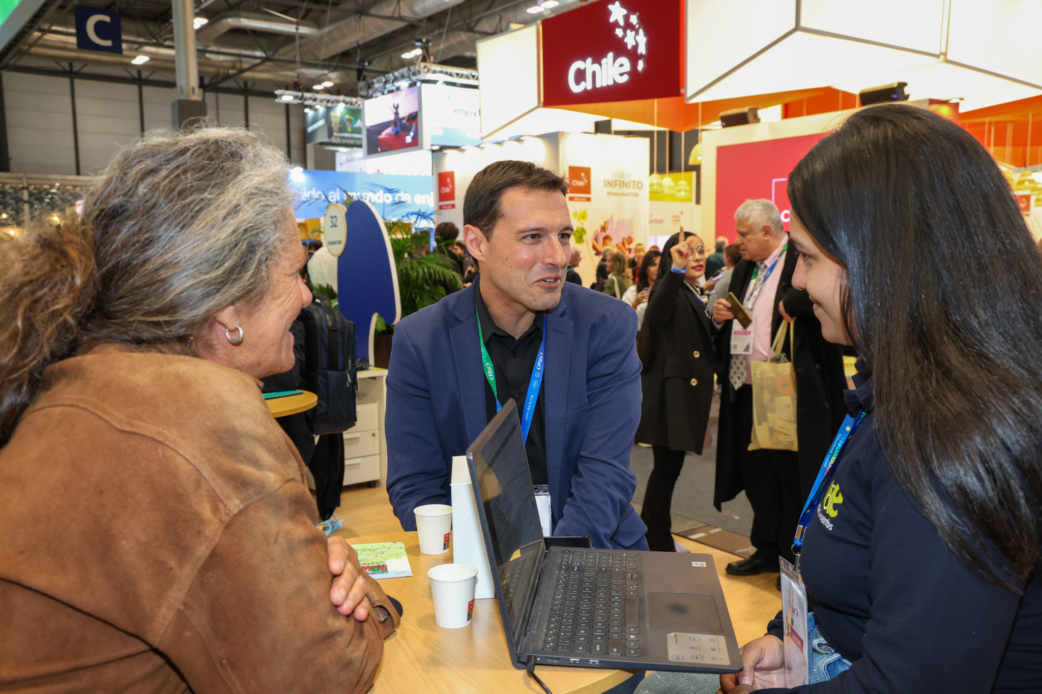 Mari Masgrau e Janaína Brito, do M&E, com Eduardo Zorzanello, do Festuris
