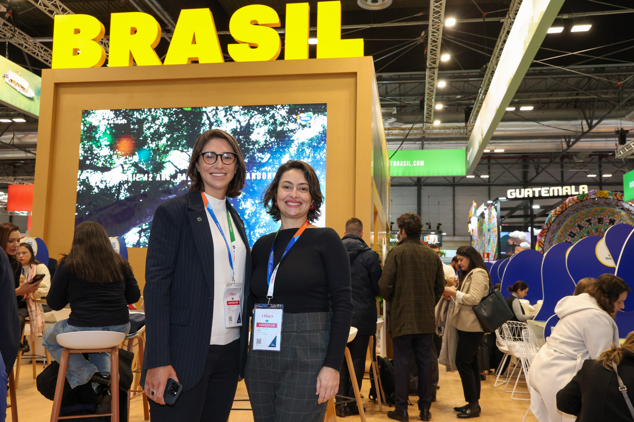 Marjorie Mynssen, e Veruska Xavier, da Embratur