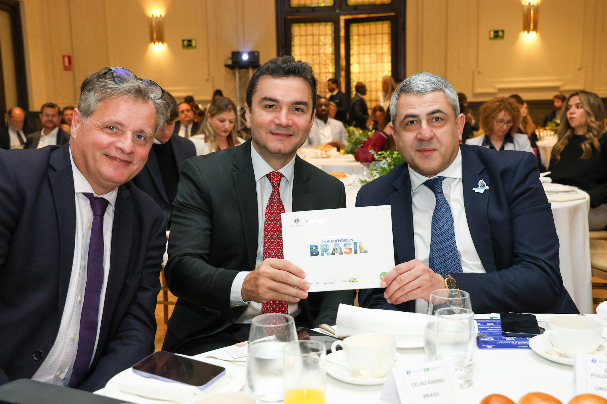 Michel Durrieu, da Huttopia, Celso Sabino, ministro do Turismo do Brasil, e Zurab Pololikashvili, secretário-geral da ONU Turismo