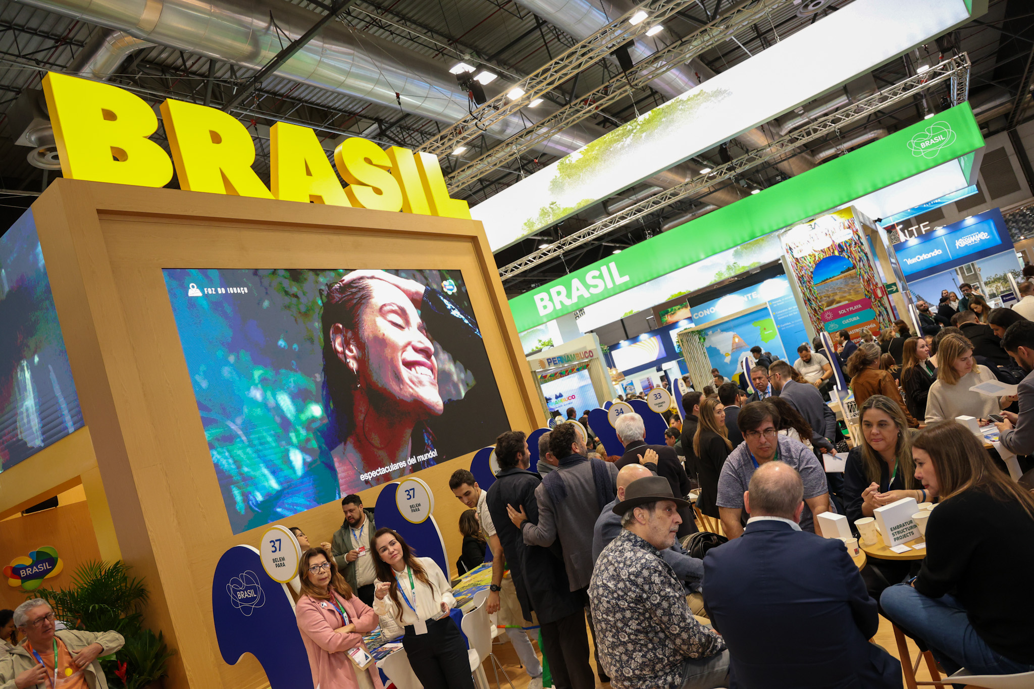 Movimento intenso no estande do Brasil