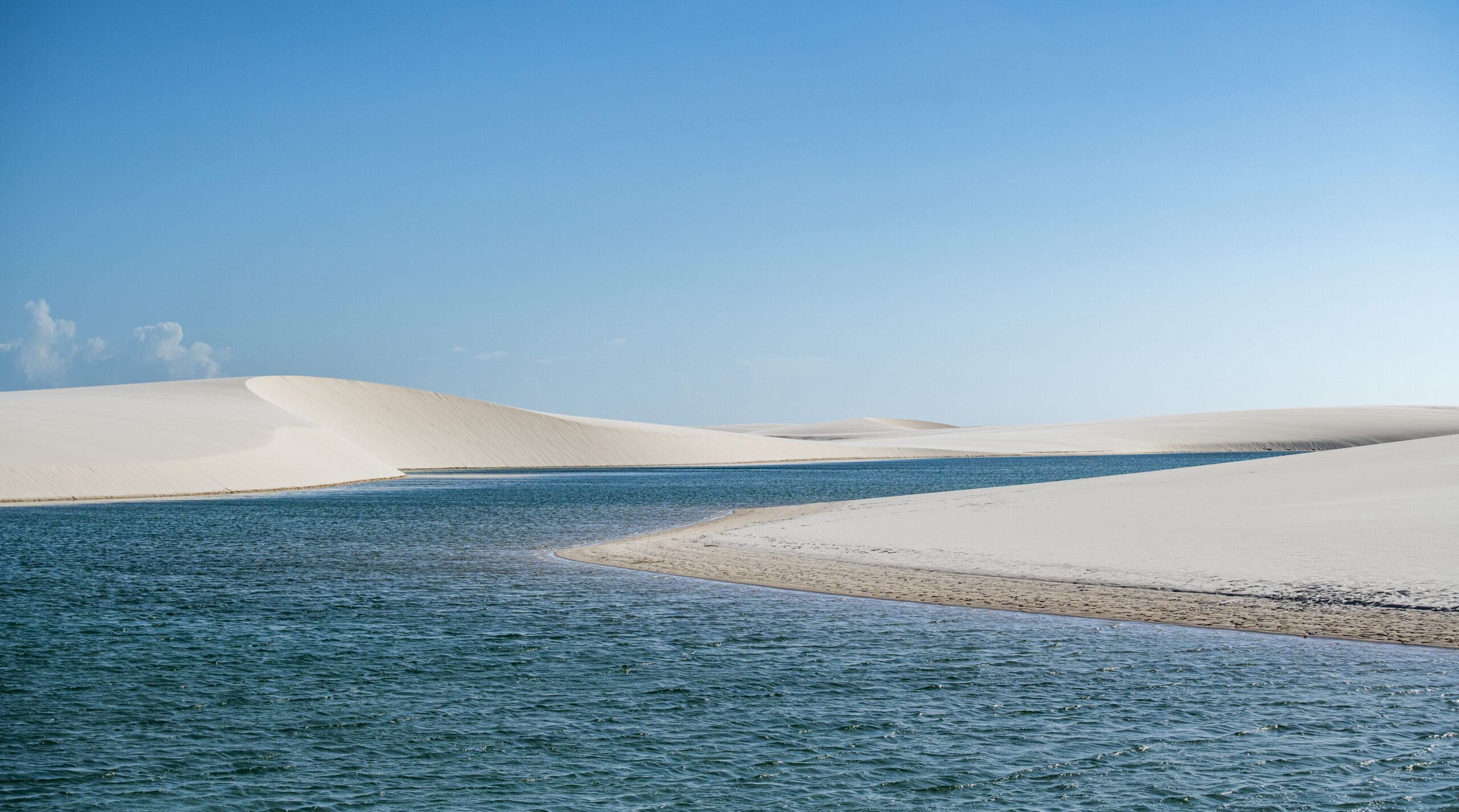 Atrativos da Rota das Emoções são promovidos em Madri 1 Os Lencois Maranhenses combinam dunas de areia branca com lagoas naturais de agua doce Embratur Sebrae scaled Atrativos da Rota das Emoções são promovidos em Madri