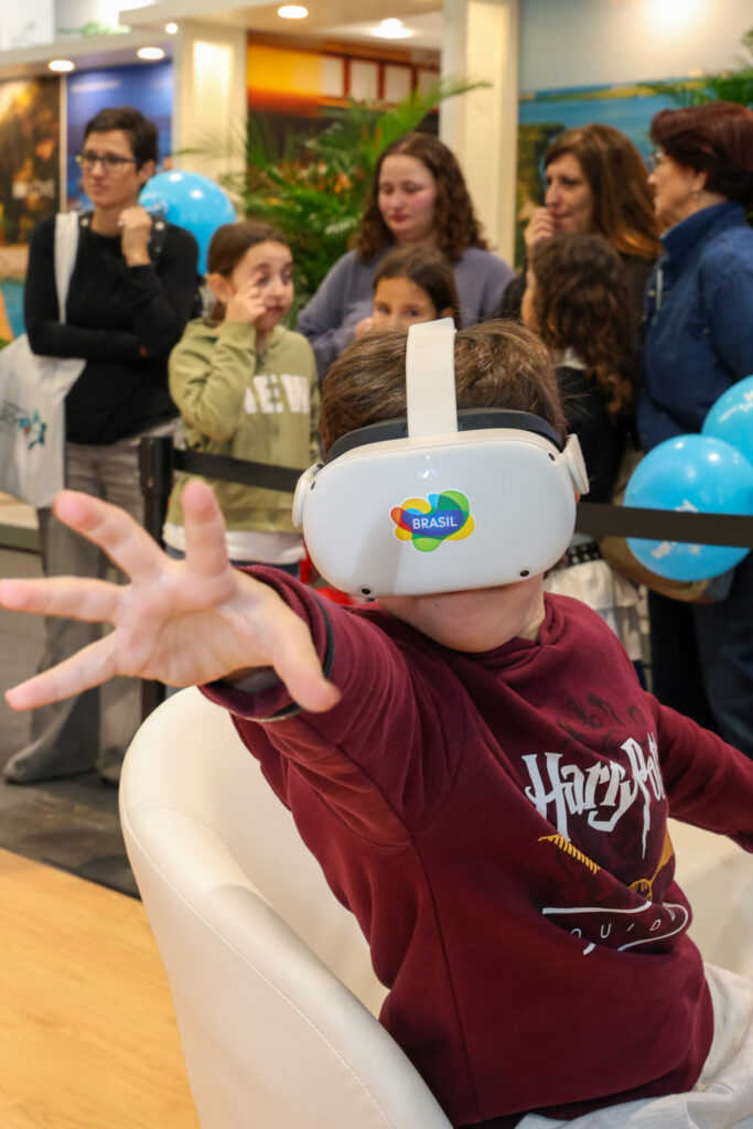 Participantes tiveram a chance de explorar o Brasil através do VR no estande da Embratur
