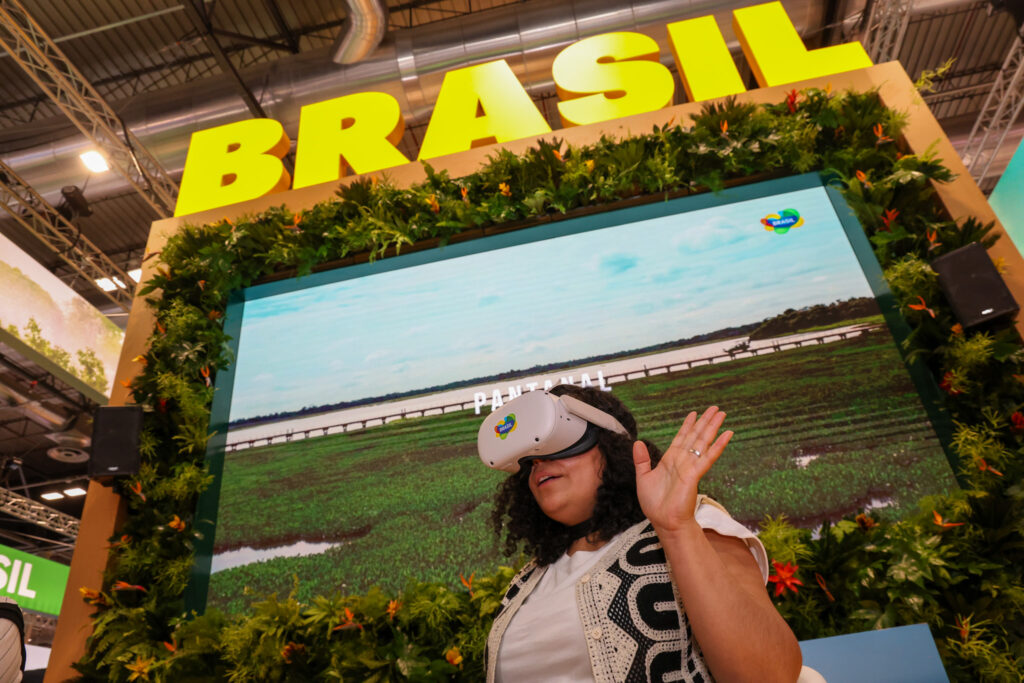 Público se diverte com as maravilhas do Brasil com óculos de realidade virtual