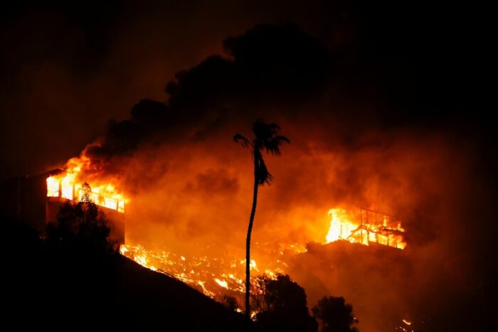 Mais de 100 mil evacuados em incêndios na Califórnia; Biden declara desastre e envia recursos de emergência 1 (Reprodução do site Reuters_Daniel Cole)