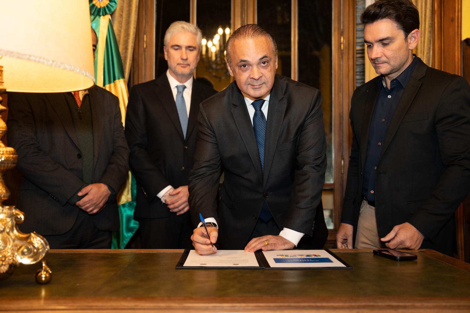 Roberto de Lucena assinando acordo com o MTur