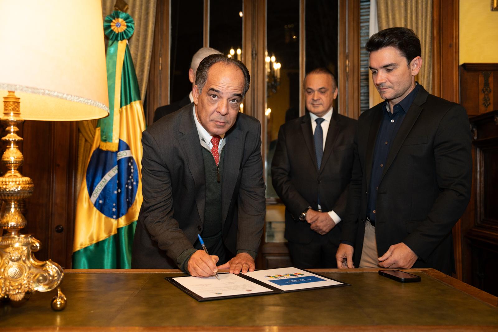 Secretário Carlos Henrique Sobral também assinou o documento