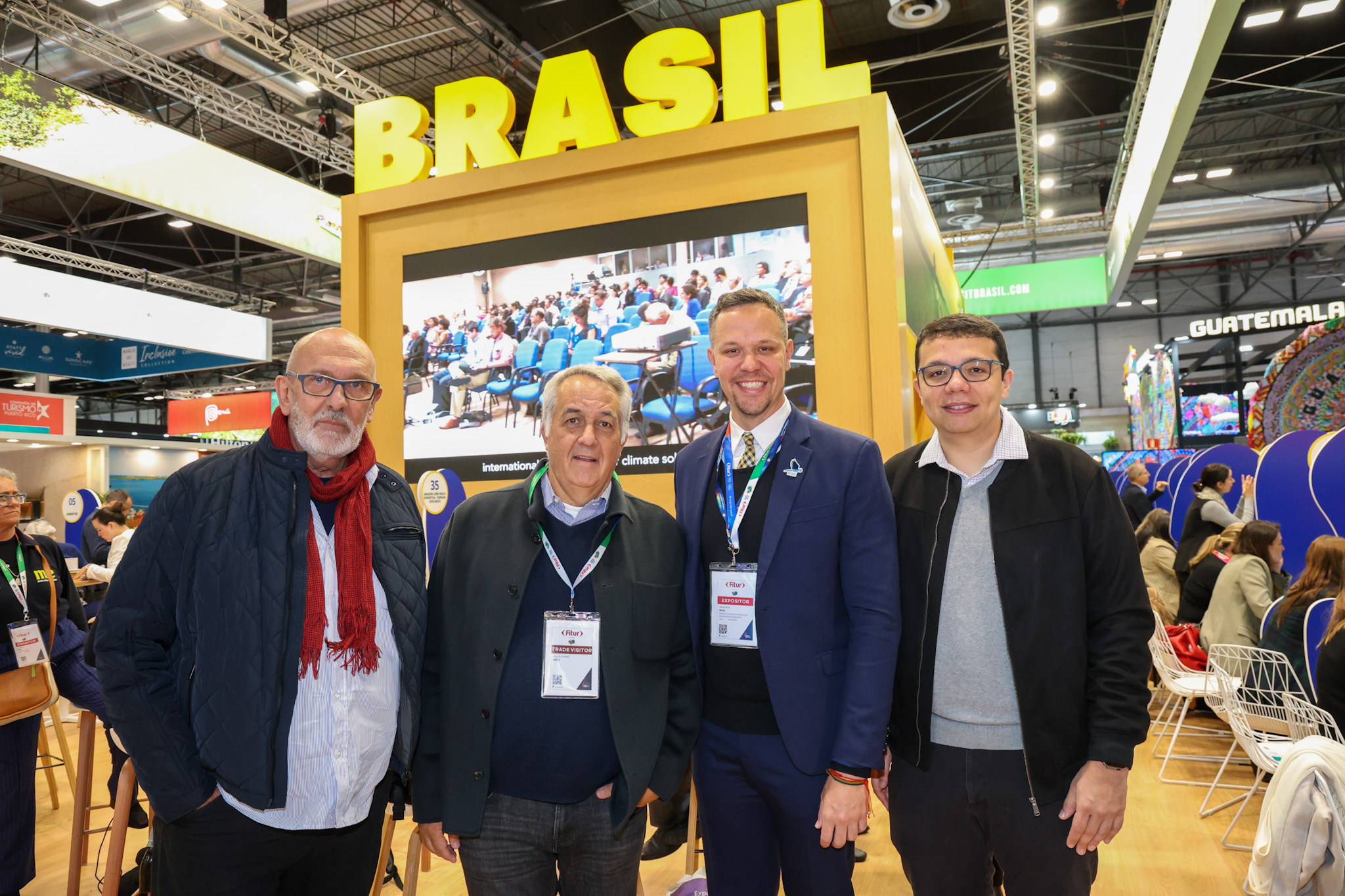 Sylvio Ferraz, da BeFly, entre Marco Lourenço e Bruno Sá, da Queensberry, e Bruno Reis, da Embratur.JPG