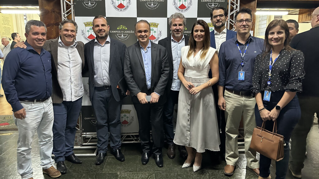 Cidade Criativa: Campos do Jordão lança candidatura ao título da UNESCO 1 Toda a equipe envolvida no trabalho do lancamento da candidatura juntamente com o secretario Roberto de Lucena ao centro Cidade Criativa: Campos do Jordão lança candidatura ao título da UNESCO